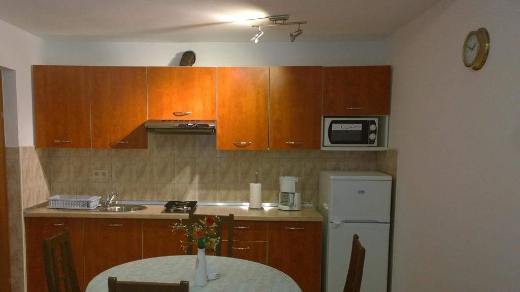 Vila Jadranka Apartments And Rooms Omišalj Quarto foto